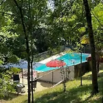 8 Personnes Dans Un Ecrin De Verdure Avec Vue بيت للعطل *